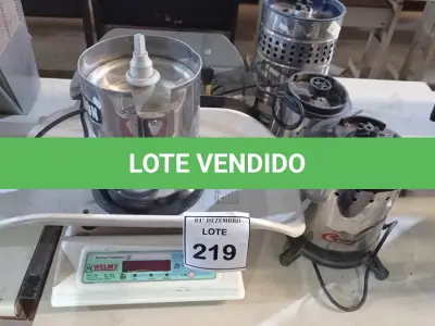 LOTE 219 - 02 BALANÇAS PEDIÁTRICAS E 04 MOTORES DE LIQUIDIFICADOR INDUSTRIAL. (NO ESTADO) ATENÇÃO! FAZER A VISITAÇÃO ANTES DE ARREMATAR, NÃO SABEMOS SE FUNCIONA, LEILÃO NÃO TEM GARANTIA E NEM DEVOLUÇÃO, SUJEITO A POSSÍVEIS AVARIAS VISÍVEIS/OCULTAS E/OU AUSÊNCIA DE COMPONENTES.
