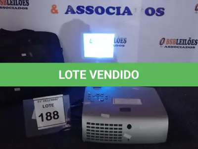 LOTE 188 - 01 PROJETOR MARCA OPTOMA COM BOLA. (NO ESTADO) ATENÇÃO! FAZER A VISITAÇÃO ANTES DE ARREMATAR, NÃO SABEMOS SE FUNCIONA, LEILÃO NÃO TEM GARANTIA E NEM DEVOLUÇÃO, SUJEITO A POSSÍVEIS AVARIAS VISÍVEIS/OCULTAS E/OU AUSÊNCIA DE COMPONENTES.