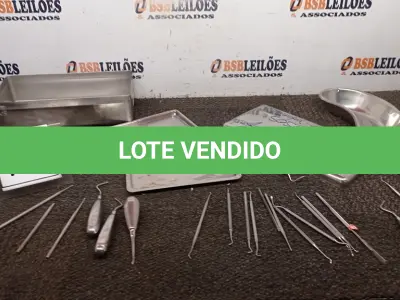 LOTE 179 - 01 CAIXA COM BANDEJAS CIRÚRGICAS E VÁRIAS FERRAMENTAS ODONTOLÓGICAS. (NO ESTADO) ATENÇÃO! FAZER A VISITAÇÃO ANTES DE ARREMATAR, NÃO SABEMOS SE FUNCIONA, LEILÃO NÃO TEM GARANTIA E NEM DEVOLUÇÃO, SUJEITO A POSSÍVEIS AVARIAS VISÍVEIS/OCULTAS E/OU AUSÊNCIA DE COMPONENTES.