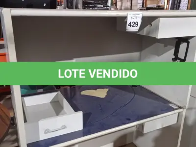 LOTE 429 - 02 MESAS DE ESCRITÓRIO COM 01 GAVETA CADA. (NO ESTADO) ATENÇÃO! FAZER A VISITAÇÃO ANTES DE ARREMATAR, NÃO SABEMOS SE FUNCIONA, LEILÃO NÃO TEM GARANTIA E NEM DEVOLUÇÃO, SUJEITO A POSSÍVEIS AVARIAS VISÍVEIS/OCULTAS E/OU AUSÊNCIA DE COMPONENTES.
