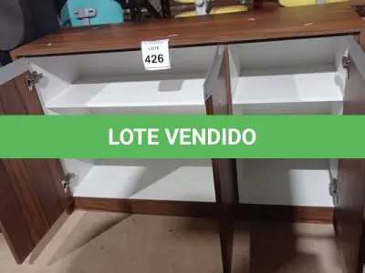 LOTE 426 - 01 ARMÁRIO BAIXO COM 03 PORTAS EM MADEIRA. (NO ESTADO) ATENÇÃO! FAZER A VISITAÇÃO ANTES DE ARREMATAR, NÃO SABEMOS SE FUNCIONA, LEILÃO NÃO TEM GARANTIA E NEM DEVOLUÇÃO, SUJEITO A POSSÍVEIS AVARIAS VISÍVEIS/OCULTAS E/OU AUSÊNCIA DE COMPONENTES.