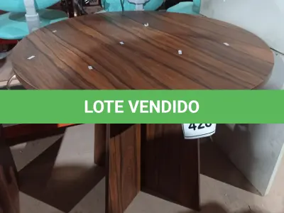 LOTE 428 - 01 MESA REDONDA EM MADEIRA. (NO ESTADO) ATENÇÃO! FAZER A VISITAÇÃO ANTES DE ARREMATAR, NÃO SABEMOS SE FUNCIONA, LEILÃO NÃO TEM GARANTIA E NEM DEVOLUÇÃO, SUJEITO A POSSÍVEIS AVARIAS VISÍVEIS/OCULTAS E/OU AUSÊNCIA DE COMPONENTES.