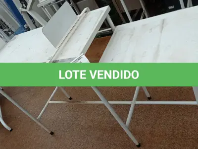 LOTE 438 - 01 MESA DE FERRO LABORATORIAL. (NO ESTADO) ATENÇÃO! FAZER A VISITAÇÃO ANTES DE ARREMATAR, NÃO SABEMOS SE FUNCIONA, LEILÃO NÃO TEM GARANTIA E NEM DEVOLUÇÃO, SUJEITO A POSSÍVEIS AVARIAS VISÍVEIS/OCULTAS E/OU AUSÊNCIA DE COMPONENTES.
