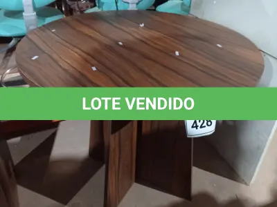 LOTE 428 - 01 MESA REDONDA EM MADEIRA. (NO ESTADO) ATENÇÃO! FAZER A VISITAÇÃO ANTES DE ARREMATAR, NÃO SABEMOS SE FUNCIONA, LEILÃO NÃO TEM GARANTIA E NEM DEVOLUÇÃO, SUJEITO A POSSÍVEIS AVARIAS VISÍVEIS/OCULTAS E/OU AUSÊNCIA DE COMPONENTES.