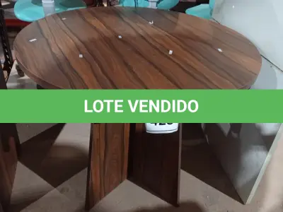 LOTE 428 - 01 MESA REDONDA EM MADEIRA. (NO ESTADO) ATENÇÃO! FAZER A VISITAÇÃO ANTES DE ARREMATAR, NÃO SABEMOS SE FUNCIONA, LEILÃO NÃO TEM GARANTIA E NEM DEVOLUÇÃO, SUJEITO A POSSÍVEIS AVARIAS VISÍVEIS/OCULTAS E/OU AUSÊNCIA DE COMPONENTES.