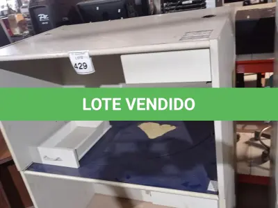 LOTE 429 - 02 MESAS DE ESCRITÓRIO COM 01 GAVETA CADA. (NO ESTADO) ATENÇÃO! FAZER A VISITAÇÃO ANTES DE ARREMATAR, NÃO SABEMOS SE FUNCIONA, LEILÃO NÃO TEM GARANTIA E NEM DEVOLUÇÃO, SUJEITO A POSSÍVEIS AVARIAS VISÍVEIS/OCULTAS E/OU AUSÊNCIA DE COMPONENTES.