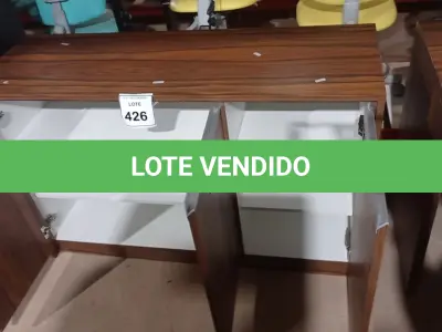 LOTE 426 - 01 ARMÁRIO BAIXO COM 03 PORTAS EM MADEIRA. (NO ESTADO) ATENÇÃO! FAZER A VISITAÇÃO ANTES DE ARREMATAR, NÃO SABEMOS SE FUNCIONA, LEILÃO NÃO TEM GARANTIA E NEM DEVOLUÇÃO, SUJEITO A POSSÍVEIS AVARIAS VISÍVEIS/OCULTAS E/OU AUSÊNCIA DE COMPONENTES.