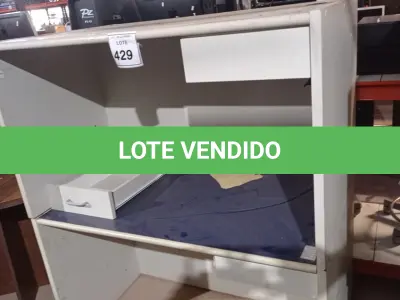 LOTE 429 - 02 MESAS DE ESCRITÓRIO COM 01 GAVETA CADA. (NO ESTADO) ATENÇÃO! FAZER A VISITAÇÃO ANTES DE ARREMATAR, NÃO SABEMOS SE FUNCIONA, LEILÃO NÃO TEM GARANTIA E NEM DEVOLUÇÃO, SUJEITO A POSSÍVEIS AVARIAS VISÍVEIS/OCULTAS E/OU AUSÊNCIA DE COMPONENTES.