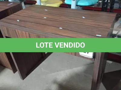 LOTE 427 - 01 MESA DE ESCRITÓRIO COM 01 GAVETA. (NO ESTADO) ATENÇÃO! FAZER A VISITAÇÃO ANTES DE ARREMATAR, NÃO SABEMOS SE FUNCIONA, LEILÃO NÃO TEM GARANTIA E NEM DEVOLUÇÃO, SUJEITO A POSSÍVEIS AVARIAS VISÍVEIS/OCULTAS E/OU AUSÊNCIA DE COMPONENTES.