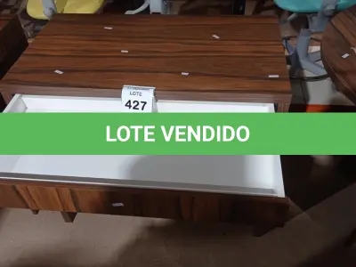 LOTE 427 - 01 MESA DE ESCRITÓRIO COM 01 GAVETA. (NO ESTADO) ATENÇÃO! FAZER A VISITAÇÃO ANTES DE ARREMATAR, NÃO SABEMOS SE FUNCIONA, LEILÃO NÃO TEM GARANTIA E NEM DEVOLUÇÃO, SUJEITO A POSSÍVEIS AVARIAS VISÍVEIS/OCULTAS E/OU AUSÊNCIA DE COMPONENTES.