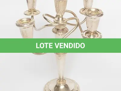 LOTE 045 - 01 LINDO CANDELABRO ANTIGO ESPESSURADO A PRATA 30 CM DE ALTURA. (NO ESTADO) ATENÇÃO! FAZER A VISITAÇÃO ANTES DE ARREMATAR, NÃO SABEMOS SE FUNCIONA, LEILÃO NÃO TEM GARANTIA E NEM DEVOLUÇÃO, SUJEITO A POSSÍVEIS AVARIAS VISÍVEIS/OCULTAS E/OU AUSÊNCIA DE COMPONENTES.