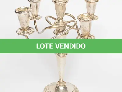 LOTE 045 - 01 LINDO CANDELABRO ANTIGO ESPESSURADO A PRATA 30 CM DE ALTURA. (NO ESTADO) ATENÇÃO! FAZER A VISITAÇÃO ANTES DE ARREMATAR, NÃO SABEMOS SE FUNCIONA, LEILÃO NÃO TEM GARANTIA E NEM DEVOLUÇÃO, SUJEITO A POSSÍVEIS AVARIAS VISÍVEIS/OCULTAS E/OU AUSÊNCIA DE COMPONENTES.