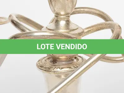LOTE 045 - 01 LINDO CANDELABRO ANTIGO ESPESSURADO A PRATA 30 CM DE ALTURA. (NO ESTADO) ATENÇÃO! FAZER A VISITAÇÃO ANTES DE ARREMATAR, NÃO SABEMOS SE FUNCIONA, LEILÃO NÃO TEM GARANTIA E NEM DEVOLUÇÃO, SUJEITO A POSSÍVEIS AVARIAS VISÍVEIS/OCULTAS E/OU AUSÊNCIA DE COMPONENTES.