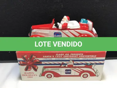 LOTE 089 - 01 RARO LIBERTY CLASSICS SANTA'S1937 CHEVROLET CONVERSÍVEL RÉPLICA DE BANCO DE METAL FUNDIDO DO CHEVROLET CONVERSÍVEL 1937 DO PAPAI NOEL, PATROCINADA PELA CLARK OIL COMPANY. A RÉPLICA É EM ESCALA 1/25, NÚMERO DE ESTOQUE 10035 E POR VOLTA DE 1997.