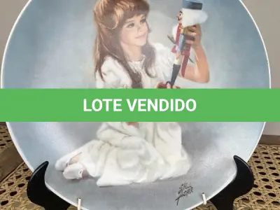 LOTE 242 - 01 PRATO VILETTA VINTAGE 1978 CLARA E O QUEBRA-NOZES.COM ESTE É UM TRABALHO DA AMERICAN PORTRAITS SHELL FISHER, A PRIMEIRA EDIÇÃO DA COLEÇÃO DE PRATOS DE BALÉ QUEBRA-NOZES. A ÚNICA EDIÇÃO LIMITADA DO GÊNERO A HOMENAGEAR O BALÉ MAIS AMADO DO MUNDO PRATO DE COLECIONADOR DE PORCELANA FINA, A ÚNICA EDIÇÃO LIMITADA EM 1978, PRATO Nº 3755G  FORD EM 18/10/1978.ITEM COMPRADO E GARAGENS DE ANTIGUIDADES NOS EUA.SUPORTE PARA PRATO NÃO INCLUÍDO NESTA VENDA. (NO ESTADO) ATENÇÃO! FAZER A VISITAÇÃO ANTES DE ARREMATAR, NÃO SABEMOS SE FUNCIONA, LEILÃO NÃO TEM GARANTIA E NEM DEVOLUÇÃO, SUJEITO A POSSÍVEIS AVARIAS VISÍVEIS/OCULTAS E/OU AUSÊNCIA DE COMPONENTES.