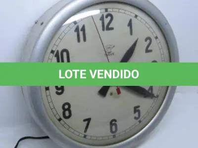 LOTE 124 - RELÓGIO DE PAREDE TAGUS SINCRO - ELÉTRICO, FUNCIONANDO CAIXA EM METAL BEM CONSERVADA VIDRO BOMBE, MEDE 36CM DE DIÂMETRO X 7,5CM DE PROFUNDIDADE. (NO ESTADO) ATENÇÃO! FAZER A VISITAÇÃO ANTES DE ARREMATAR, NÃO SABEMOS SE FUNCIONA, LEILÃO NÃO TEM GARANTIA E NEM DEVOLUÇÃO, SUJEITO A POSSÍVEIS AVARIAS VISÍVEIS/OCULTAS E/OU AUSÊNCIA DE COMPONENTES.