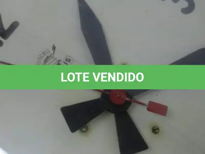 LOTE 124 - RELÓGIO DE PAREDE TAGUS SINCRO - ELÉTRICO, FUNCIONANDO CAIXA EM METAL BEM CONSERVADA VIDRO BOMBE, MEDE 36CM DE DIÂMETRO X 7,5CM DE PROFUNDIDADE. (NO ESTADO) ATENÇÃO! FAZER A VISITAÇÃO ANTES DE ARREMATAR, NÃO SABEMOS SE FUNCIONA, LEILÃO NÃO TEM GARANTIA E NEM DEVOLUÇÃO, SUJEITO A POSSÍVEIS AVARIAS VISÍVEIS/OCULTAS E/OU AUSÊNCIA DE COMPONENTES.