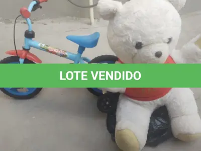 LOTE 402 - 01 LOTE COM UMA BICICLETA INFANTIL SEM USO E UM URSO GRANDE. (NO ESTADO) ATENÇÃO! FAZER A VISITAÇÃO ANTES DE ARREMATAR, NÃO SABEMOS SE FUNCIONA, LEILÃO NÃO TEM GARANTIA E NEM DEVOLUÇÃO, SUJEITO A POSSÍVEIS AVARIAS VISÍVEIS/OCULTAS E/OU AUSÊNCIA DE COMPONENTES.