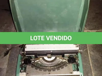 LOTE 430 - 01 MÁQUINA DE ESCREVER ANTIGA FUNCIONANDO PERFEITAMENTE. (NO ESTADO) ATENÇÃO! FAZER A VISITAÇÃO ANTES DE ARREMATAR, NÃO SABEMOS SE FUNCIONA, LEILÃO NÃO TEM GARANTIA E NEM DEVOLUÇÃO, SUJEITO A POSSÍVEIS AVARIAS VISÍVEIS/OCULTAS E/OU AUSÊNCIA DE COMPONENTES.