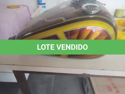 LOTE 392 - 01 TANQUE DE MOTO ROAD PERSONALIZADO. (NO ESTADO) ATENÇÃO! FAZER A VISITAÇÃO ANTES DE ARREMATAR, NÃO SABEMOS SE FUNCIONA, LEILÃO NÃO TEM GARANTIA E NEM DEVOLUÇÃO, SUJEITO A POSSÍVEIS AVARIAS VISÍVEIS/OCULTAS E/OU AUSÊNCIA DE COMPONENTES.