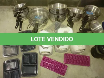 LOTE 404 - 01 LOTE COM DIVERSOS ITENS 03 LIQUIDIFICADORES NOVOS, ROUPAS DE CAMA NOVAS TAPETE NOVO 30 FRIGIDEIRAS NOVAS, ALMOFADAS PRA CADEIRAS CARRINHO DE COMPRAS PANELAS, CENTRÍFUGA DE FRUTAS RELÓGIOS. (NO ESTADO) ATENÇÃO! FAZER A VISITAÇÃO ANTES DE ARREMATAR, NÃO SABEMOS SE FUNCIONA, LEILÃO NÃO TEM GARANTIA E NEM DEVOLUÇÃO, SUJEITO A POSSÍVEIS AVARIAS VISÍVEIS/OCULTAS E/OU AUSÊNCIA DE COMPONENTES.