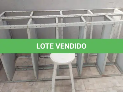 LOTE 513 - 01 LOTE CONTENDO 02 PRATELEIRAS, 01 TANQUINHO, 01 MICROONDAS E 01 BANCO. (NO ESTADO) ATENÇÃO! FAZER A VISITAÇÃO ANTES DE ARREMATAR, NÃO SABEMOS SE FUNCIONA, LEILÃO NÃO TEM GARANTIA E NEM DEVOLUÇÃO, SUJEITO A POSSÍVEIS AVARIAS VISÍVEIS/OCULTAS E/OU AUSÊNCIA DE COMPONENTES.