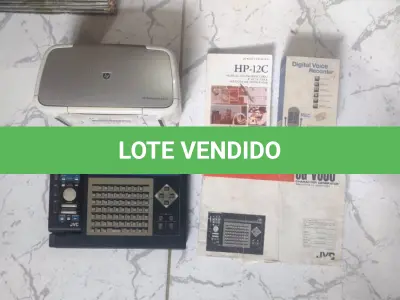 LOTE 498 - 01 LOTE COM DIVERSOS ÍTENS MESA DE EDIÇÃO, DIGITAL VOICE IMPRESSORA DE FOTOS FUNCIONANDO MANUAL HP. (NO ESTADO) ATENÇÃO! FAZER A VISITAÇÃO ANTES DE ARREMATAR, NÃO SABEMOS SE FUNCIONA, LEILÃO NÃO TEM GARANTIA E NEM DEVOLUÇÃO, SUJEITO A POSSÍVEIS AVARIAS VISÍVEIS/OCULTAS E/OU AUSÊNCIA DE COMPONENTES.