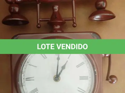 LOTE 348 - 01 RELÓGIO TELEFONE DE ENFEITE ANTIGO FEITO EM METAL -  MUITO ANTIGO GUARDADO A ANOS - MEDIDA: 18 CM DE LARGURA E 30 CM DE ALTURA,.ITEM COMPRADO E GARAGENS DE ANTIGUIDADES NOS EUA. (NO ESTADO) ATENÇÃO! FAZER A VISITAÇÃO ANTES DE ARREMATAR, NÃO SABEMOS SE FUNCIONA, LEILÃO NÃO TEM GARANTIA E NEM DEVOLUÇÃO, SUJEITO A POSSÍVEIS AVARIAS VISÍVEIS/OCULTAS E/OU AUSÊNCIA DE COMPONENTES.