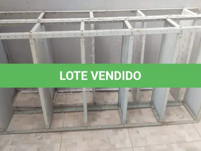 LOTE 513 - 01 LOTE CONTENDO 02 PRATELEIRAS, 01 TANQUINHO, 01 MICROONDAS E 01 BANCO. (NO ESTADO) ATENÇÃO! FAZER A VISITAÇÃO ANTES DE ARREMATAR, NÃO SABEMOS SE FUNCIONA, LEILÃO NÃO TEM GARANTIA E NEM DEVOLUÇÃO, SUJEITO A POSSÍVEIS AVARIAS VISÍVEIS/OCULTAS E/OU AUSÊNCIA DE COMPONENTES.