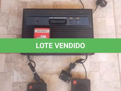 LOTE 351 - 01 VÍDEO GAME ATARI ANTIGO COM MANETES E CARTUCHOS FUCIONA PERFEITAMENTE ATE O MOMENTO SEM GARANTIAS FUTURAS VOLTAGEM 100/220. (NO ESTADO) ATENÇÃO! FAZER A VISITAÇÃO ANTES DE ARREMATAR, NÃO SABEMOS SE FUNCIONA, LEILÃO NÃO TEM GARANTIA E NEM DEVOLUÇÃO, SUJEITO A POSSÍVEIS AVARIAS VISÍVEIS/OCULTAS E/OU AUSÊNCIA DE COMPONENTES.