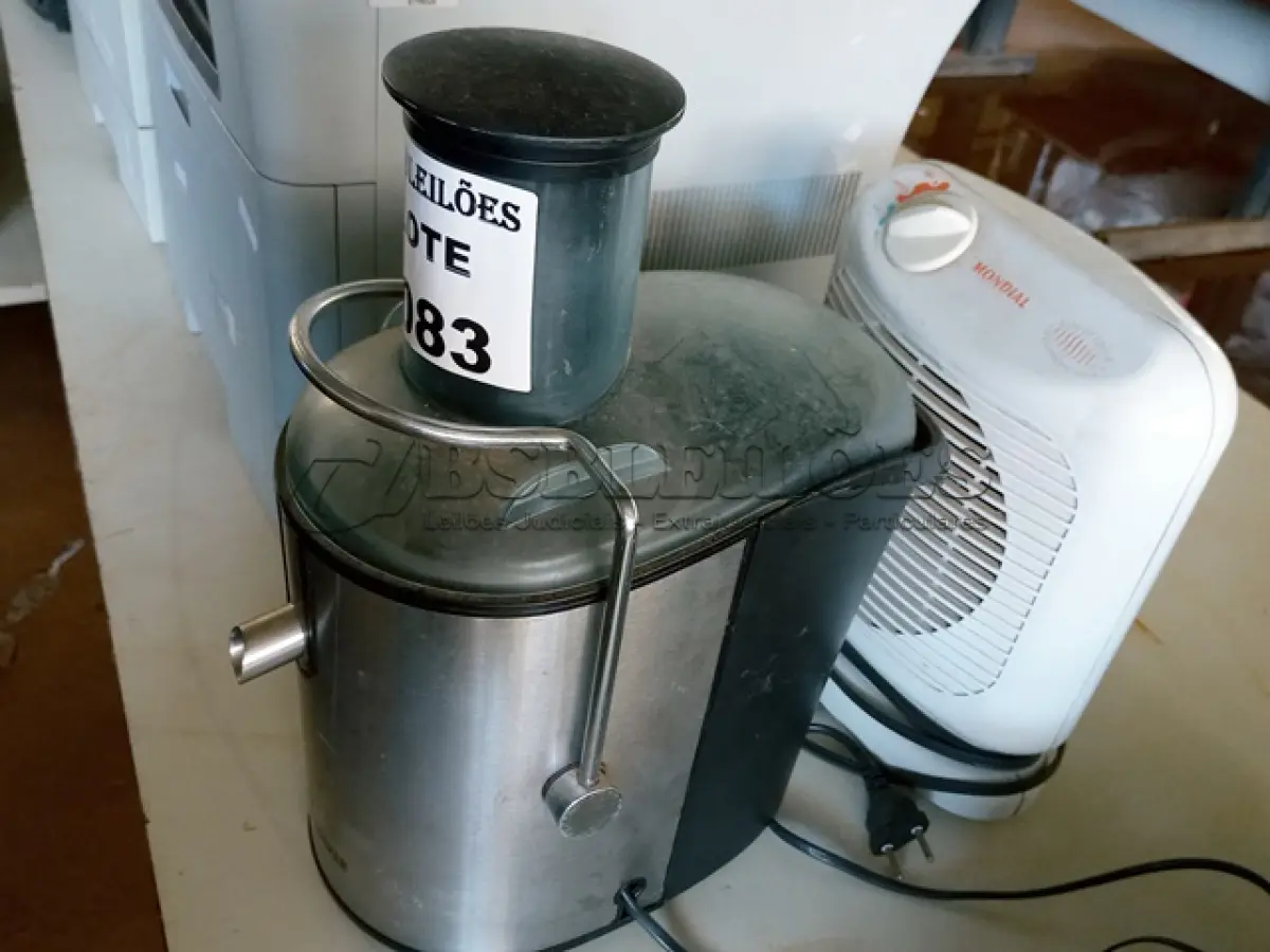LOTE 083 - 01 AQUECEDOR MARCA MONDIAL E 01 JUICE (CENTRIFUGA DE SUCO) EXCELLENCE BLACK&DECKER. (NO ESTADO, NÃO SABEMOS SE FUNCIONA. LEILÃO NÃO TEM GARANTIA E NEM DEVOLUÇÃO.)
