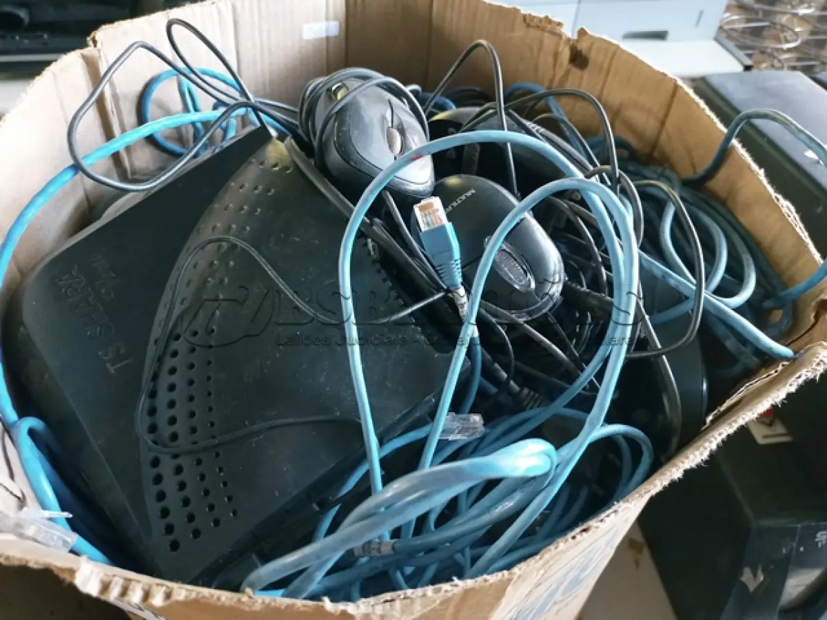 LOTE 206 - 01 CAIXA COM CABO DE REDES MAUSE E PERIFERICOS DIVERSOS 01 MIMEÓGRAFO (NO ESTADO, NÃO SABEMOS SE FUNCIONA. LEILÃO NÃO TEM GARANTIA E NEM DEVOLUÇÃO.)