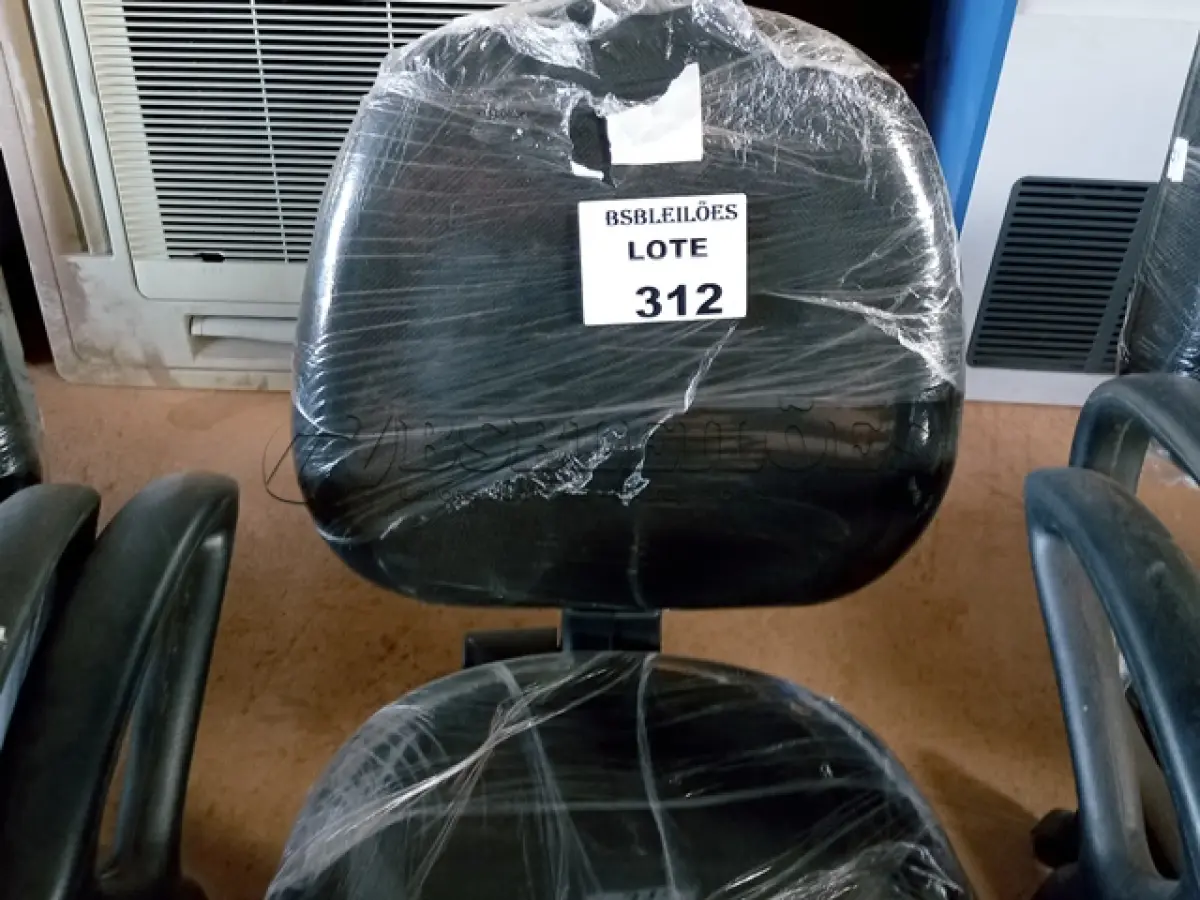 LOTE 312 - 01 CADEIRA PRA ESCRITORIO COM BASE GIRATORIA NA COR PRETA. (NO ESTADO, NÃO SABEMOS SE FUNCIONA. LEILÃO NÃO TEM GARANTIA E NEM DEVOLUÇÃO.)
