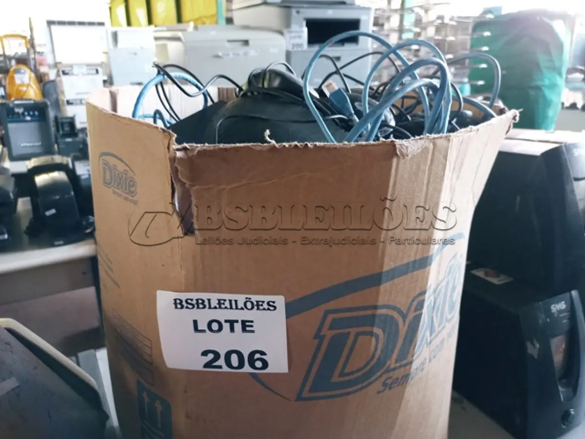LOTE 206 - 01 CAIXA COM CABO DE REDES MAUSE E PERIFERICOS DIVERSOS 01 MIMEÓGRAFO (NO ESTADO, NÃO SABEMOS SE FUNCIONA. LEILÃO NÃO TEM GARANTIA E NEM DEVOLUÇÃO.)