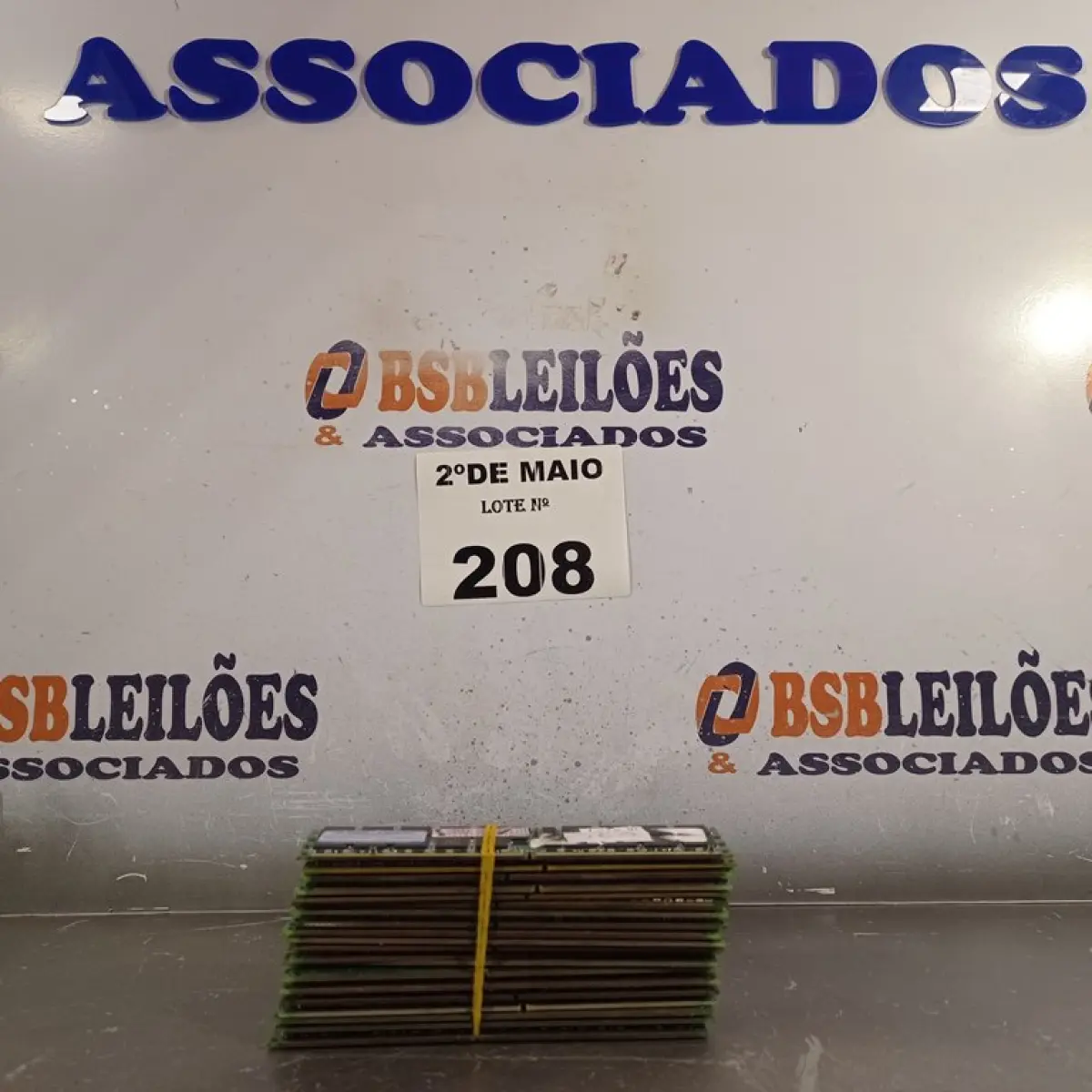 LOTE 208
