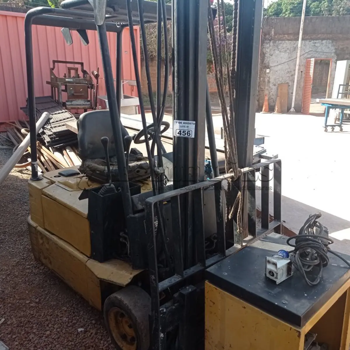 LOTE 653 - 01 EMPILHADEIRA ELÉTRICA. (NO ESTADO, LEILÃO NÃO TEM GARANTIA E NEM DEVOLUÇÃO, SUJEITO A POSSÍVEIS AVARIAS VISÍVEIS/OCULTAS E/OU AUSÊNCIA DE COMPONENTES).