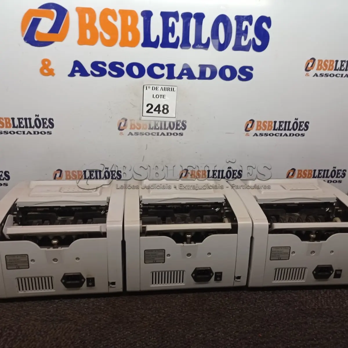 LOTE 248 - 03 CONTADORAS DE CÉDULAS. (NO ESTADO) ATENÇÃO! FAZER A VISITAÇÃO ANTES DE ARREMATAR, NÃO SABEMOS SE FUNCIONA. LEILÃO NÃO TEM GARANTIA E NEM DEVOLUÇÃO, SUJEITO A POSSÍVEIS AVARIAS VISÍVEIS/OCULTAS E/OU AUSÊNCIA DE COMPONENTES.