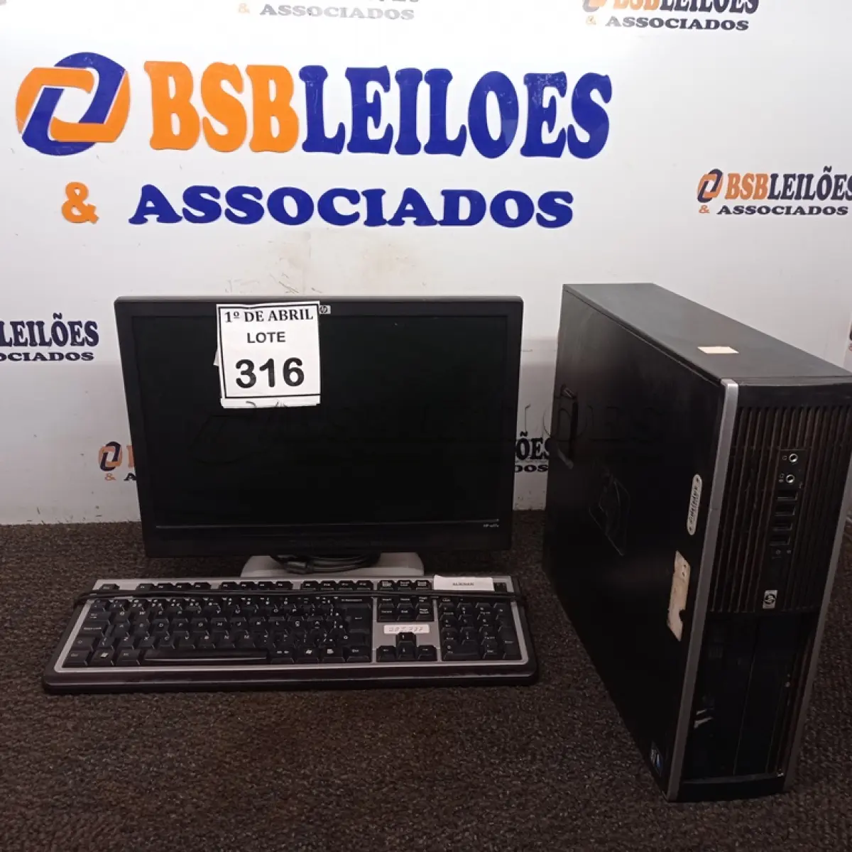LOTE 316 - 01 CPU HP, 01 MONITOR E 01 TECLADO. (NO ESTADO) ATENÇÃO! FAZER A VISITAÇÃO ANTES DE ARREMATAR, NÃO SABEMOS SE FUNCIONA. LEILÃO NÃO TEM GARANTIA E NEM DEVOLUÇÃO, SUJEITO A POSSÍVEIS AVARIAS VISÍVEIS/OCULTAS E/OU AUSÊNCIA DE COMPONENTES.