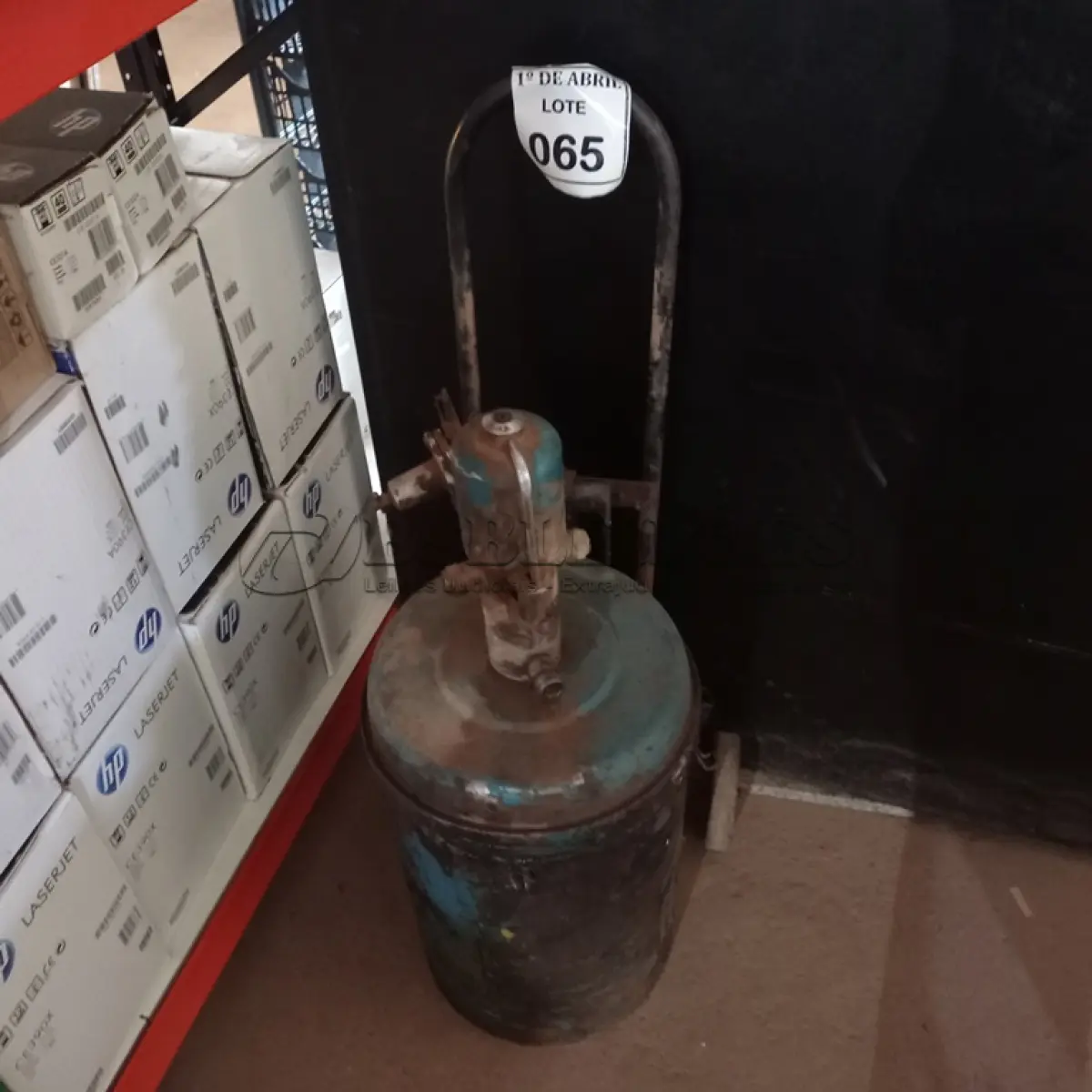 LOTE 065 - 01 GRAXEIRA PNEUMÁTICA. (NO ESTADO) ATENÇÃO! FAZER A VISITAÇÃO ANTES DE ARREMATAR, NÃO SABEMOS SE FUNCIONA. LEILÃO NÃO TEM GARANTIA E NEM DEVOLUÇÃO, SUJEITO A POSSÍVEIS AVARIAS VISÍVEIS/OCULTAS E/OU AUSÊNCIA DE COMPONENTES.