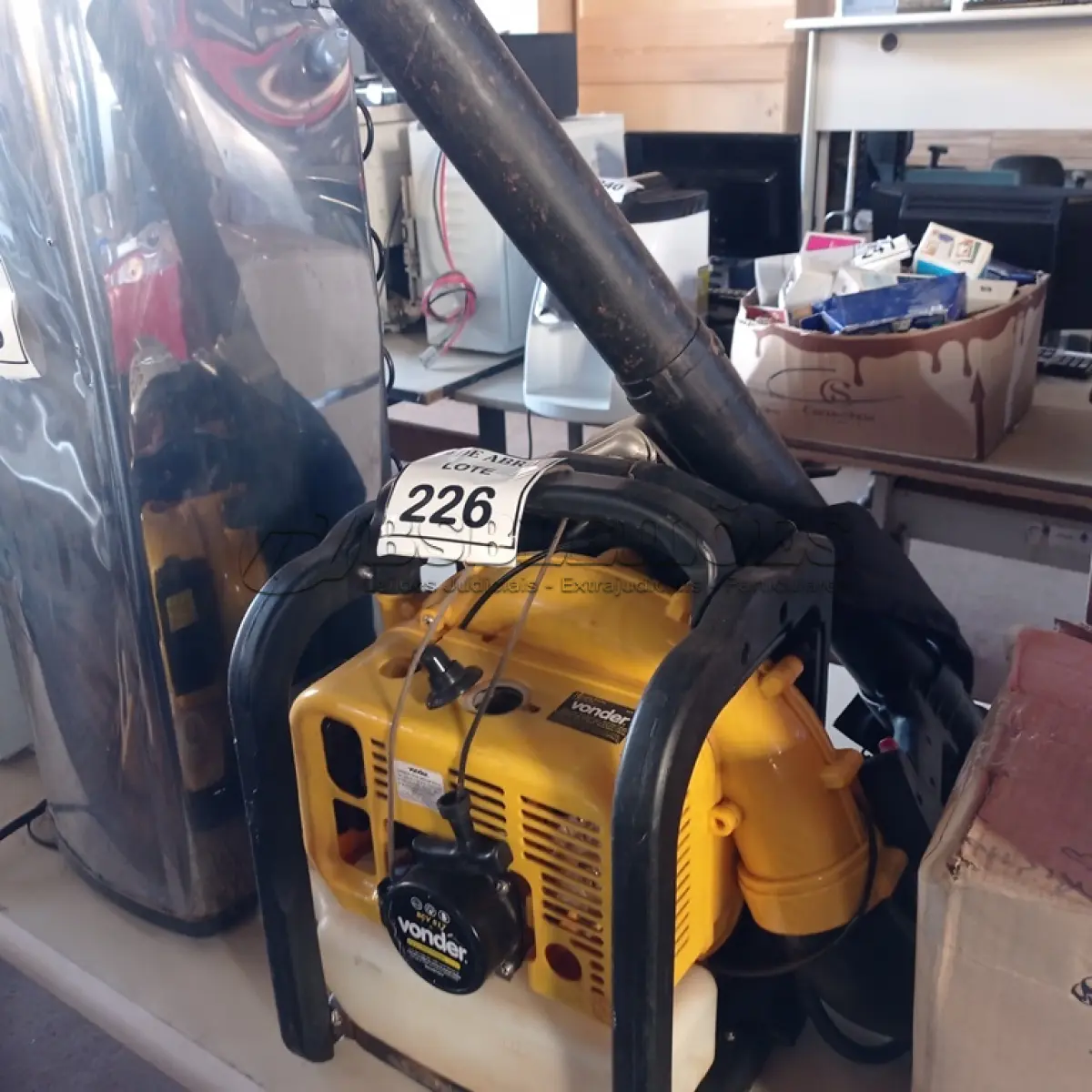 LOTE 226 - 01 SOPRADOR DE FOLHAS COSTAL A GASOLINA VONDER. (NO ESTADO) ATENÇÃO! FAZER A VISITAÇÃO ANTES DE ARREMATAR, NÃO SABEMOS SE FUNCIONA. LEILÃO NÃO TEM GARANTIA E NEM DEVOLUÇÃO, SUJEITO A POSSÍVEIS AVARIAS VISÍVEIS/OCULTAS E/OU AUSÊNCIA DE COMPONENTES.