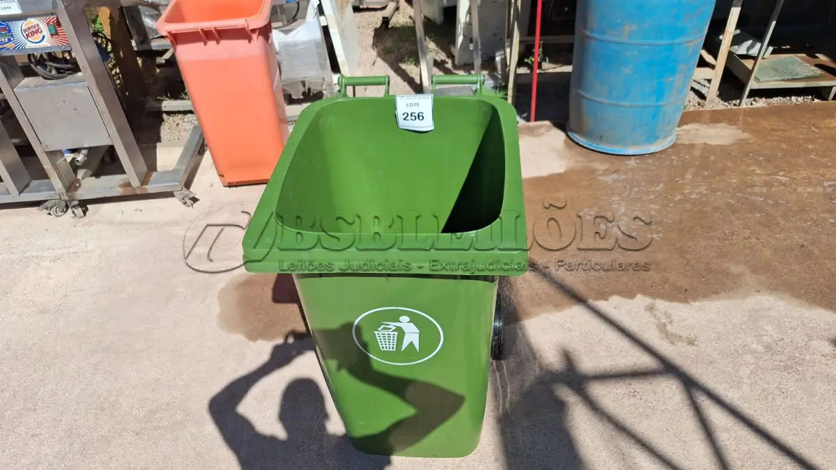 LOTE 256 - 01 LIXEIRA DE 240 LITROS. (NO ESTADO) ATENÇÃO! FAZER A VISITAÇÃO ANTES DE ARREMATAR, NÃO SABEMOS SE FUNCIONA. LEILÃO NÃO TEM GARANTIA E NEM DEVOLUÇÃO, SUJEITO A POSSÍVEIS AVARIAS VISÍVEIS/OCULTAS E/OU AUSÊNCIA DE COMPONENTES.