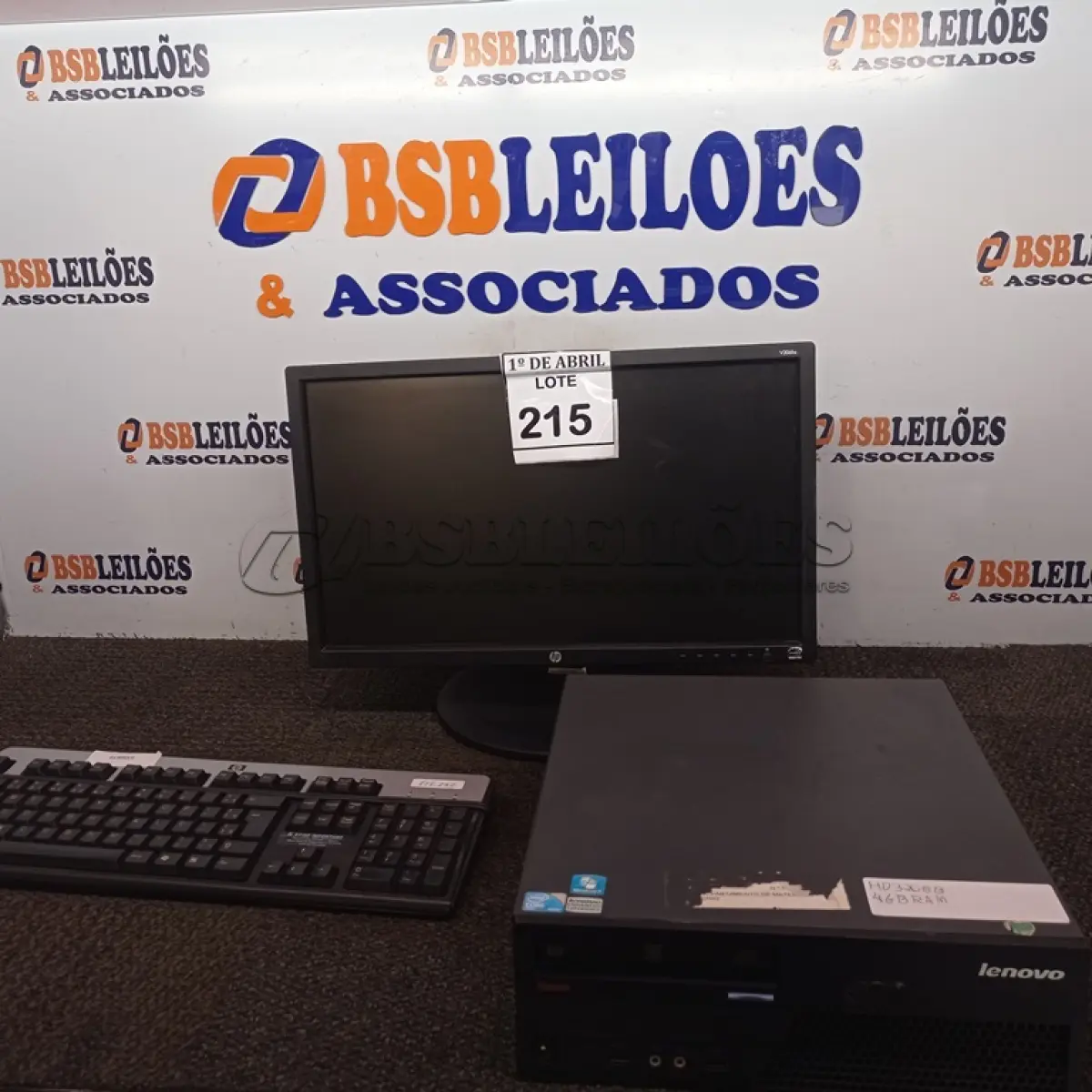 LOTE 215 - 01 CPU LENOVO E 01 MONITOR COM TECLADO. (NO ESTADO) ATENÇÃO! FAZER A VISITAÇÃO ANTES DE ARREMATAR, NÃO SABEMOS SE FUNCIONA. LEILÃO NÃO TEM GARANTIA E NEM DEVOLUÇÃO, SUJEITO A POSSÍVEIS AVARIAS VISÍVEIS/OCULTAS E/OU AUSÊNCIA DE COMPONENTES.