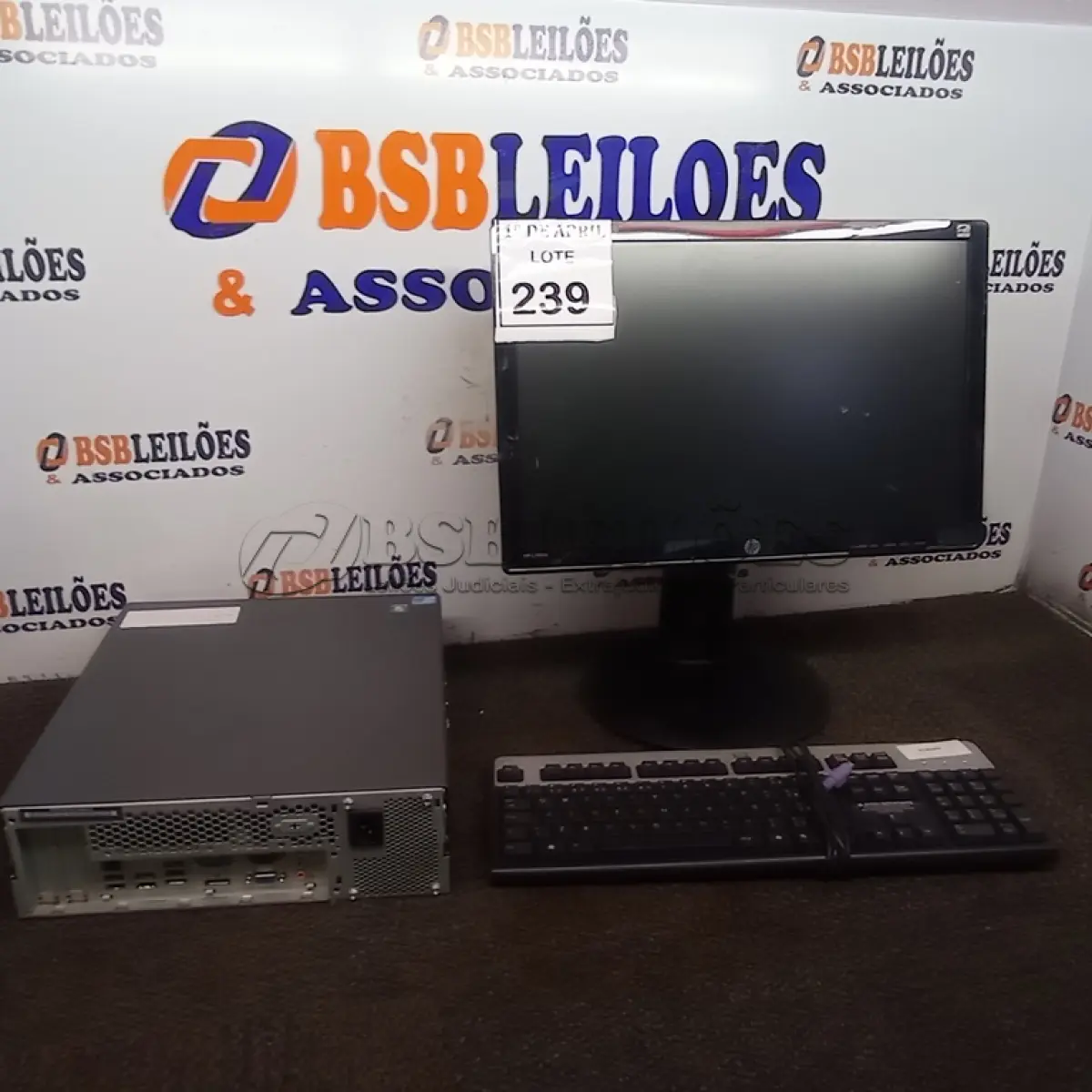 LOTE 239 - 01 CPU LENOVO, 01 MONITOR E TECLADO. (NO ESTADO) ATENÇÃO! FAZER A VISITAÇÃO ANTES DE ARREMATAR, NÃO SABEMOS SE FUNCIONA. LEILÃO NÃO TEM GARANTIA E NEM DEVOLUÇÃO, SUJEITO A POSSÍVEIS AVARIAS VISÍVEIS/OCULTAS E/OU AUSÊNCIA DE COMPONENTES.