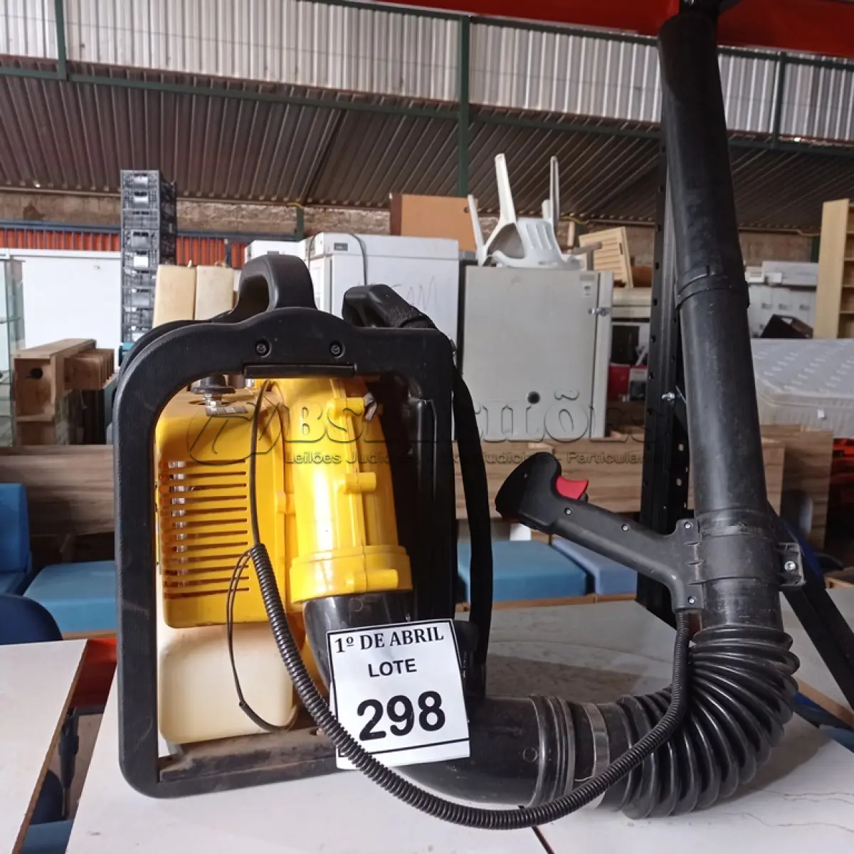 LOTE 298 - 01 SOPRADOR DE FOLHAS COSTAL A GASOLINA VONDER. (NO ESTADO) ATENÇÃO! FAZER A VISITAÇÃO ANTES DE ARREMATAR, NÃO SABEMOS SE FUNCIONA. LEILÃO NÃO TEM GARANTIA E NEM DEVOLUÇÃO, SUJEITO A POSSÍVEIS AVARIAS VISÍVEIS/OCULTAS E/OU AUSÊNCIA DE COMPONENTES.