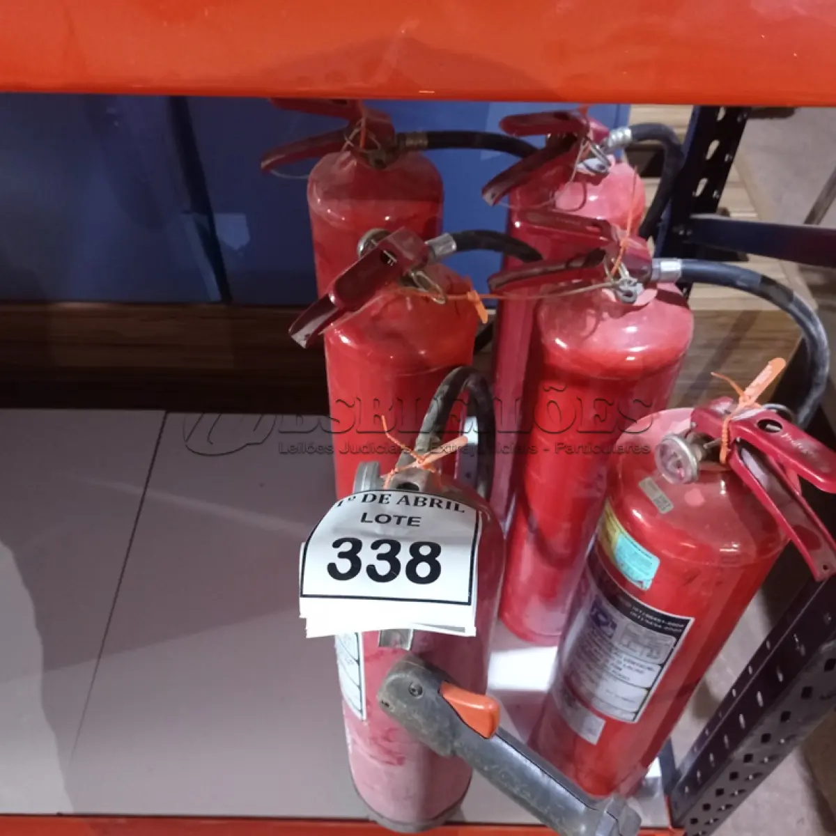 LOTE 338 - 06 EXTINTORES DE INCÊNDIO. (NO ESTADO) ATENÇÃO! FAZER A VISITAÇÃO ANTES DE ARREMATAR, NÃO SABEMOS SE FUNCIONA. LEILÃO NÃO TEM GARANTIA E NEM DEVOLUÇÃO, SUJEITO A POSSÍVEIS AVARIAS VISÍVEIS/OCULTAS E/OU AUSÊNCIA DE COMPONENTES.