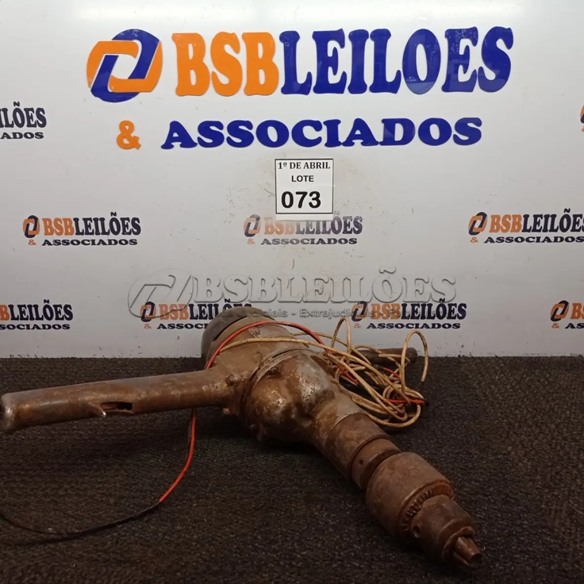 LOTE 073 - 01 FURADEIRA INDUSTRIAL. (NO ESTADO) ATENÇÃO! FAZER A VISITAÇÃO ANTES DE ARREMATAR, NÃO SABEMOS SE FUNCIONA. LEILÃO NÃO TEM GARANTIA E NEM DEVOLUÇÃO, SUJEITO A POSSÍVEIS AVARIAS VISÍVEIS/OCULTAS E/OU AUSÊNCIA DE COMPONENTES.