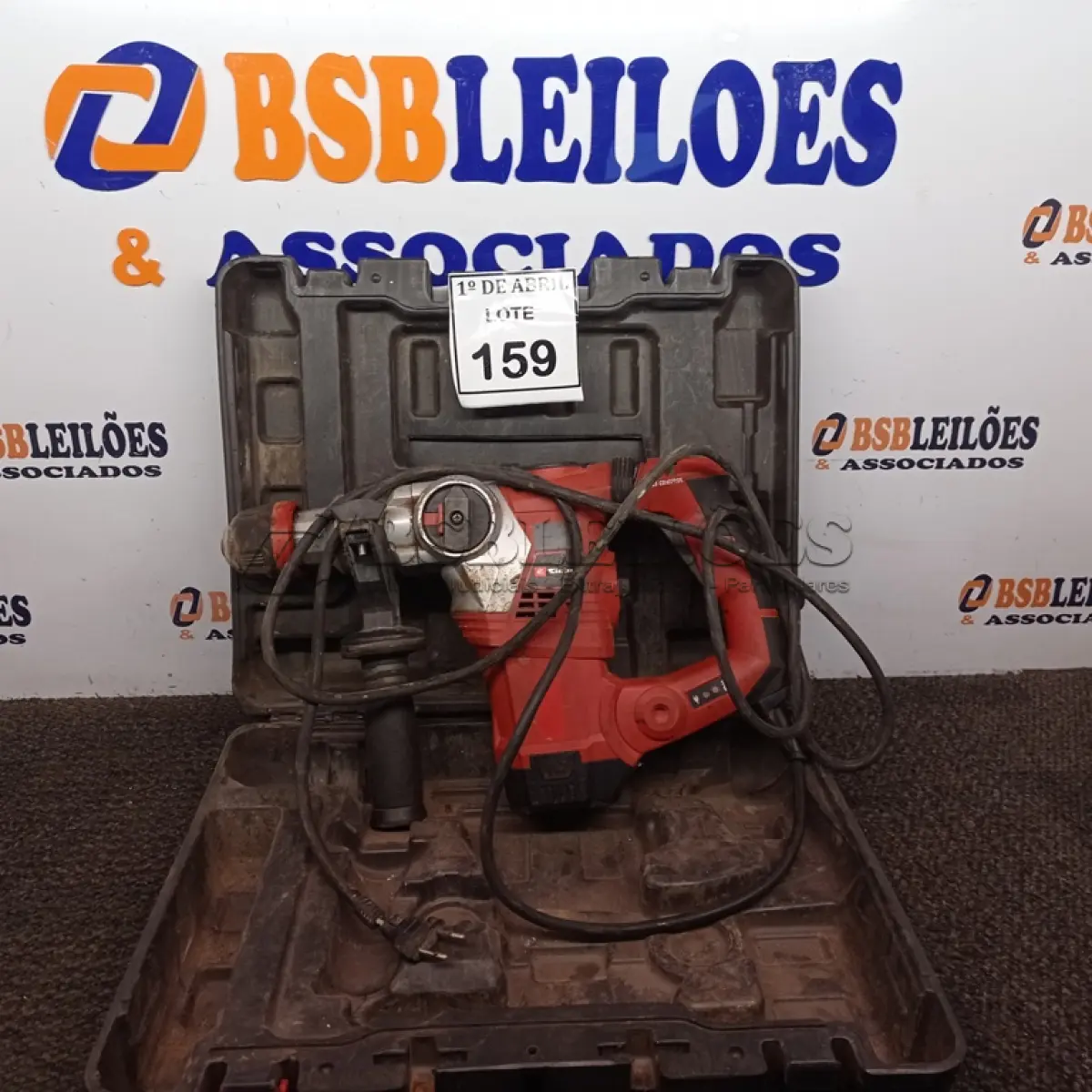 LOTE 159 - 01 MARTELETE EIN HELL COM MALETA. (NO ESTADO) ATENÇÃO! FAZER A VISITAÇÃO ANTES DE ARREMATAR, NÃO SABEMOS SE FUNCIONA. LEILÃO NÃO TEM GARANTIA E NEM DEVOLUÇÃO, SUJEITO A POSSÍVEIS AVARIAS VISÍVEIS/OCULTAS E/OU AUSÊNCIA DE COMPONENTES.