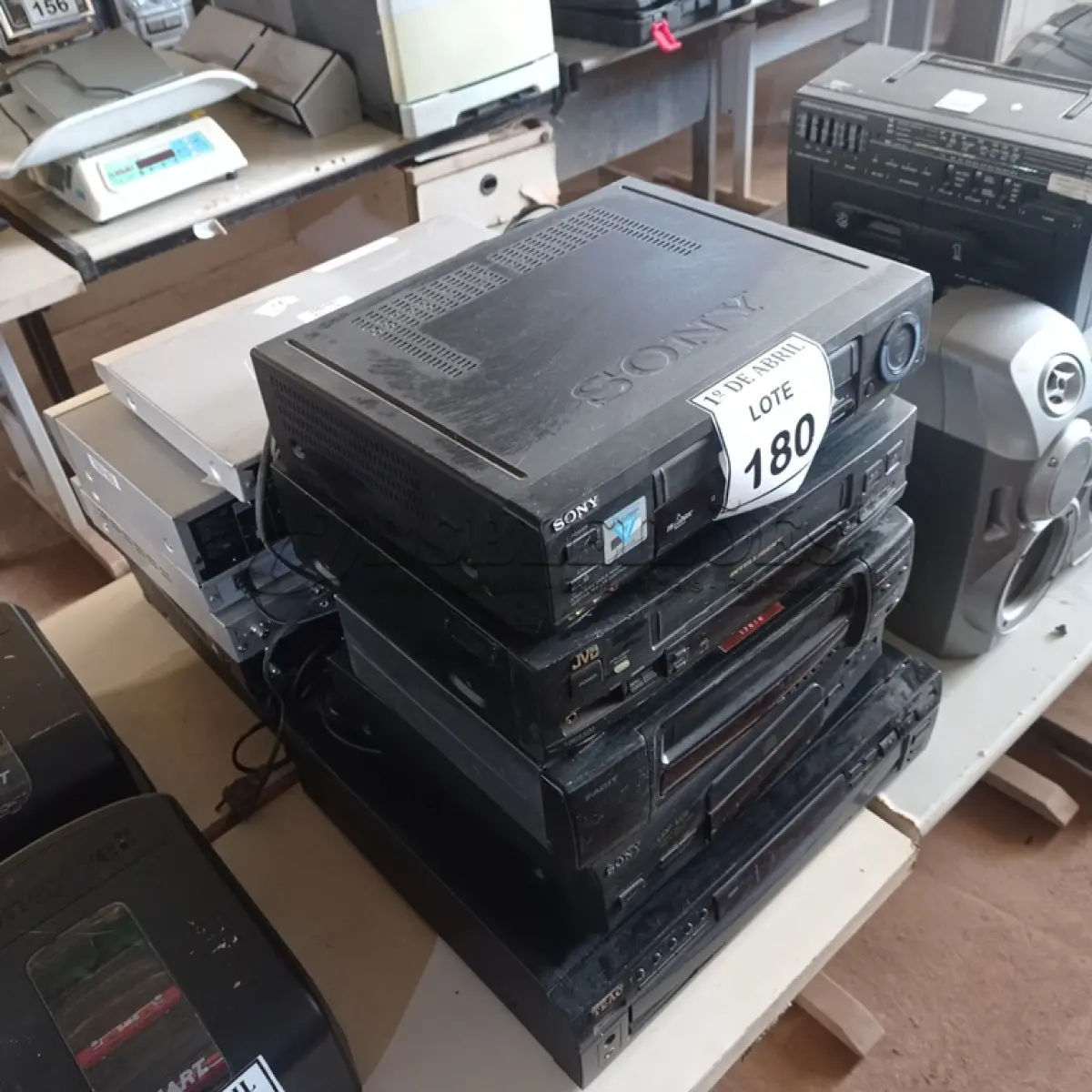 LOTE 180 - 01 LOTE COM VHS DIVERSOS. (NO ESTADO) ATENÇÃO! FAZER A VISITAÇÃO ANTES DE ARREMATAR, NÃO SABEMOS SE FUNCIONA. LEILÃO NÃO TEM GARANTIA E NEM DEVOLUÇÃO, SUJEITO A POSSÍVEIS AVARIAS VISÍVEIS/OCULTAS E/OU AUSÊNCIA DE COMPONENTES.