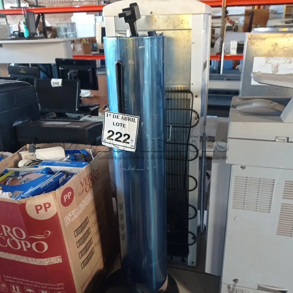 LOTE 222 - 01 BEBEDOURO TIPO GARRAFÃO ESMALTEC. (NO ESTADO) ATENÇÃO! FAZER A VISITAÇÃO ANTES DE ARREMATAR, NÃO SABEMOS SE FUNCIONA. LEILÃO NÃO TEM GARANTIA E NEM DEVOLUÇÃO, SUJEITO A POSSÍVEIS AVARIAS VISÍVEIS/OCULTAS E/OU AUSÊNCIA DE COMPONENTES.