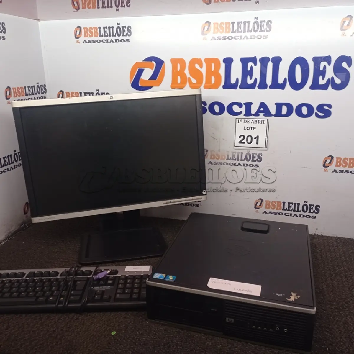 LOTE 201 - 01 CPU HP E 01 MONITOR COM TECLADO. (NO ESTADO) ATENÇÃO! FAZER A VISITAÇÃO ANTES DE ARREMATAR, NÃO SABEMOS SE FUNCIONA. LEILÃO NÃO TEM GARANTIA E NEM DEVOLUÇÃO, SUJEITO A POSSÍVEIS AVARIAS VISÍVEIS/OCULTAS E/OU AUSÊNCIA DE COMPONENTES.